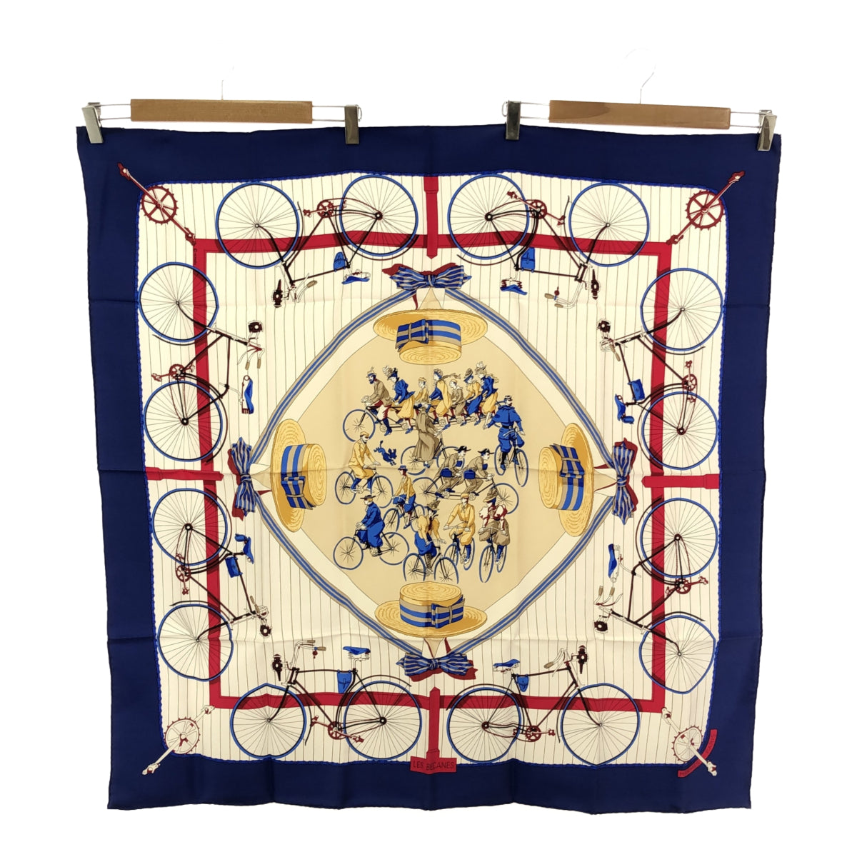 エルメス スカーフ カレ LES BECANES 自転車 帽子 レッド ネイビー エルメス スカーフ カレ LES BECANES 自転車 帽子 レッド ネイビー