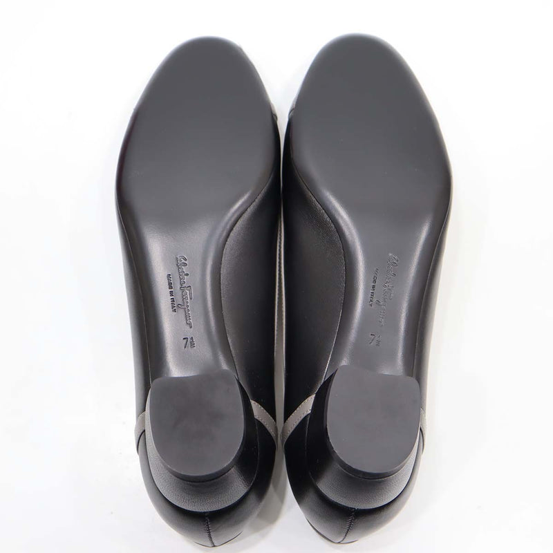 未使用 Salvatore Ferragamo フェラガモ ヴァラリボン パンプス フラットシューズ ブラック×グレー サイズ7 1/2 Ⅾ 靴 25cm 箱有 H12688-8