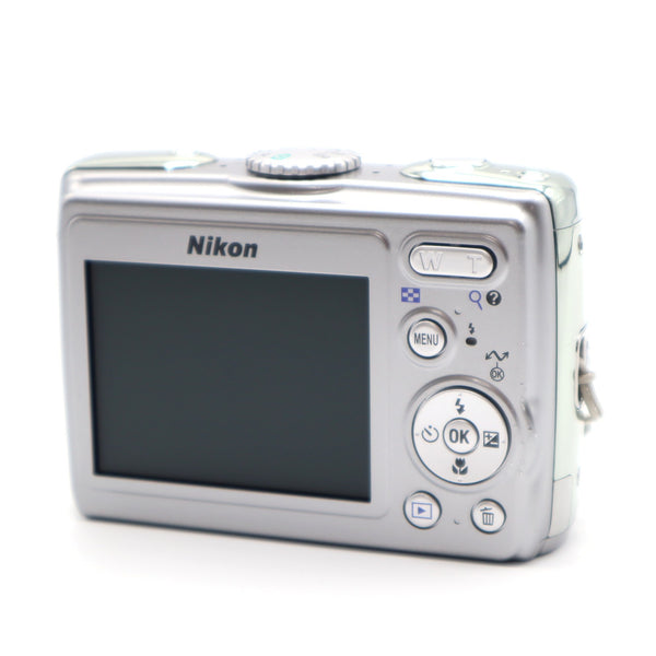 Nikon ニコン コンパクトデジタルカメラ COOLPIX P4 VR 7.5-26.3mm 1:2.7-5.3 デジカメ 動作確認済 H16552