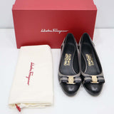 未使用 Salvatore Ferragamo フェラガモ ヴァラリボン パンプス フラットシューズ ブラック×グレー サイズ7 1/2 Ⅾ 靴 25cm 箱有 H12688-8