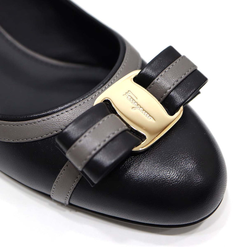 未使用 Salvatore Ferragamo フェラガモ ヴァラリボン パンプス フラットシューズ ブラック×グレー サイズ7 1/2 Ⅾ 靴 25cm 箱有 H12688-8