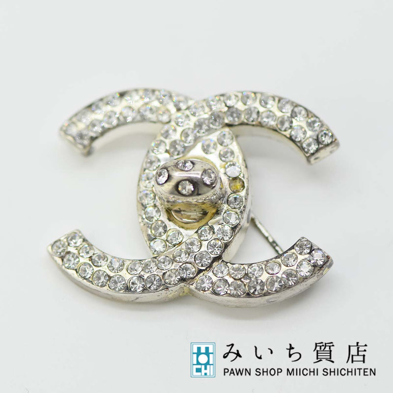 ブローチ CHANEL シャネル ターンロック ココマーク シルバー金具 ブローチ CHANEL シャネル ターンロック ココマーク シルバー金具