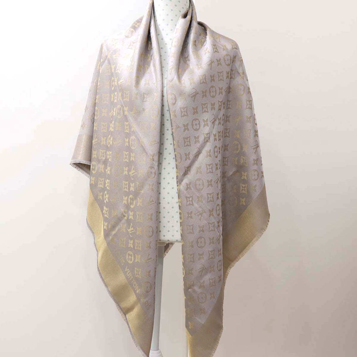 Louis Vuitton グレー 大判ストール LV ストール 大判 グレー ゴールド LOUIS VUITTON M1057 – み